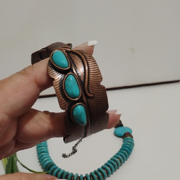 Turquoise Beaded Necklace and Bracelet Set with Antique Gold Accents NEW - Picture 7 of 11